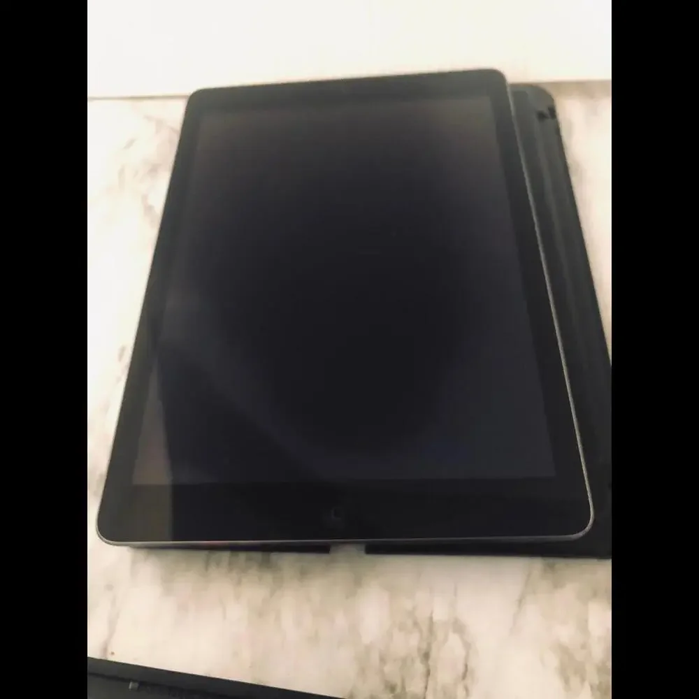 APPLE IPAD AIR 1 ST GENERATION 16 GB IN SILVER WITH ULTRA SLIM KEYBOARD & DETACH